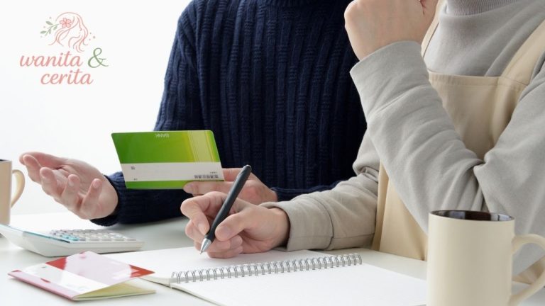 suami istri membahas keuangan rumah tangga